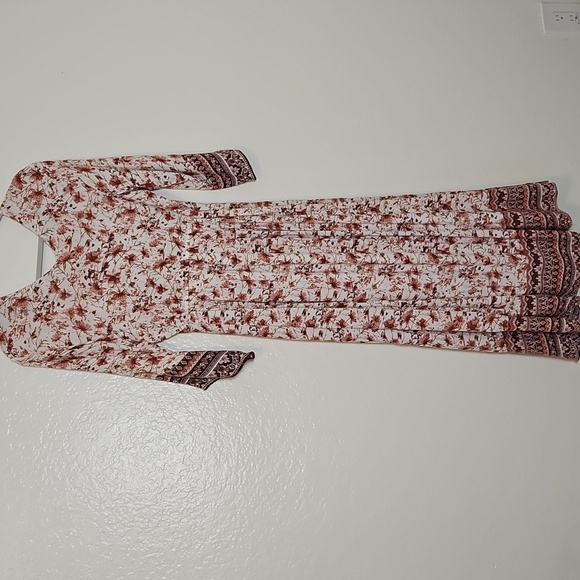 Chic Long Sleeve Floral Dress in Red and White - Picture 3 of 5